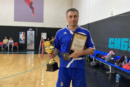 Сборная команда преподавателей и сотрудников АмГУ одержала победу на городском турнире по волейболу